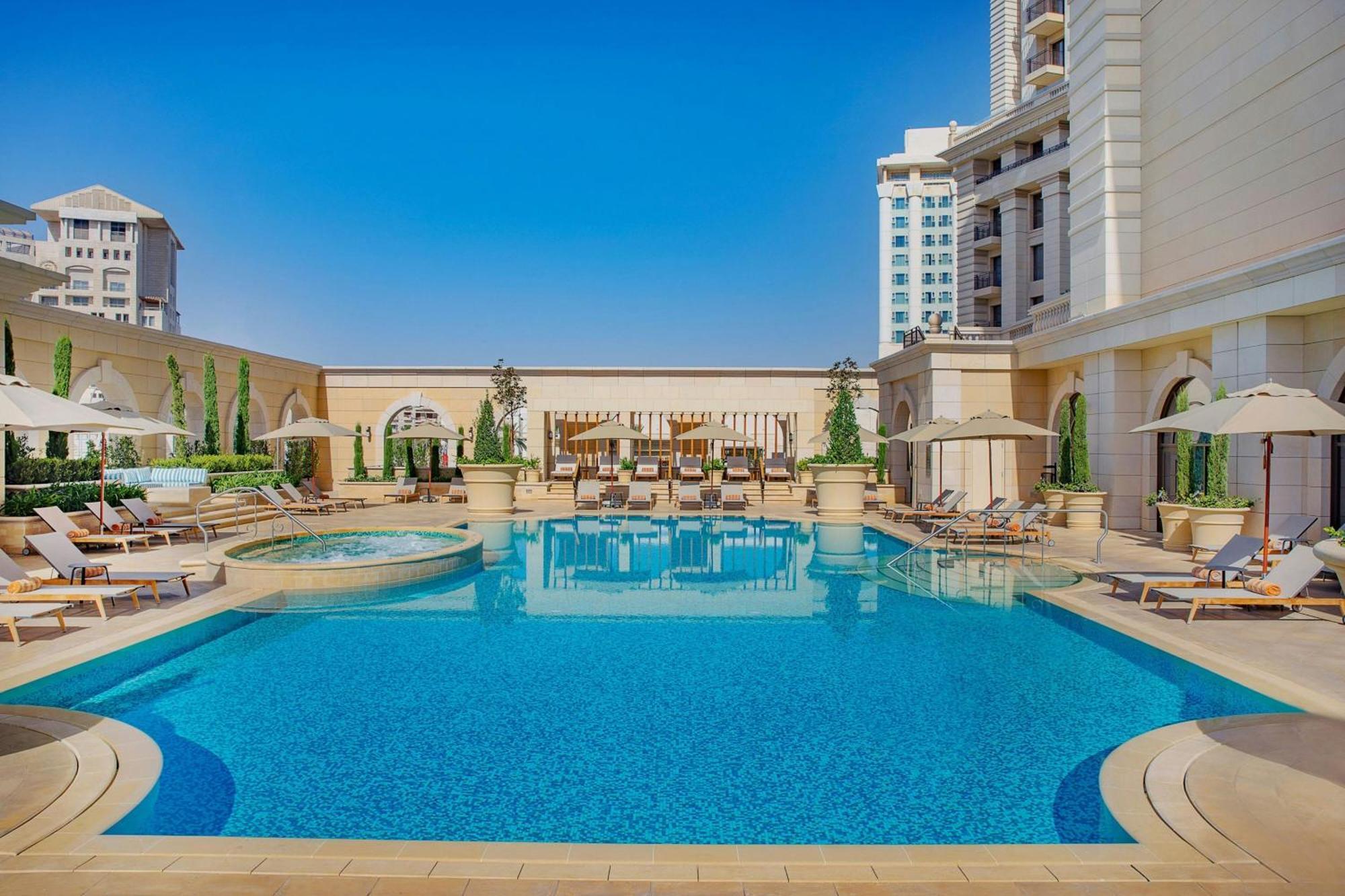 The Ritz-Carlton, Amman Amã Exterior foto The pool at the hotel