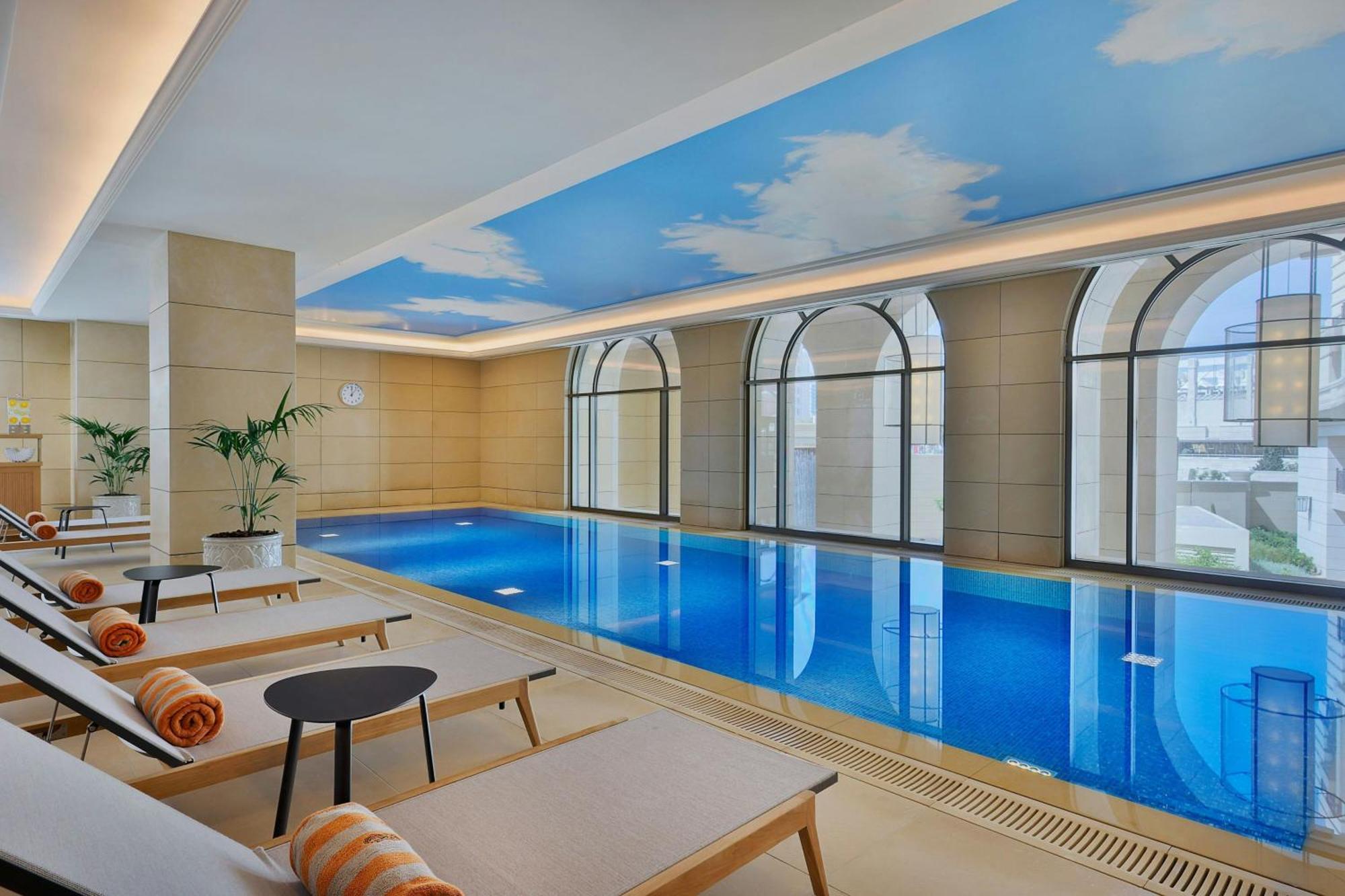 The Ritz-Carlton, Amman Amã Exterior foto The pool at the hotel