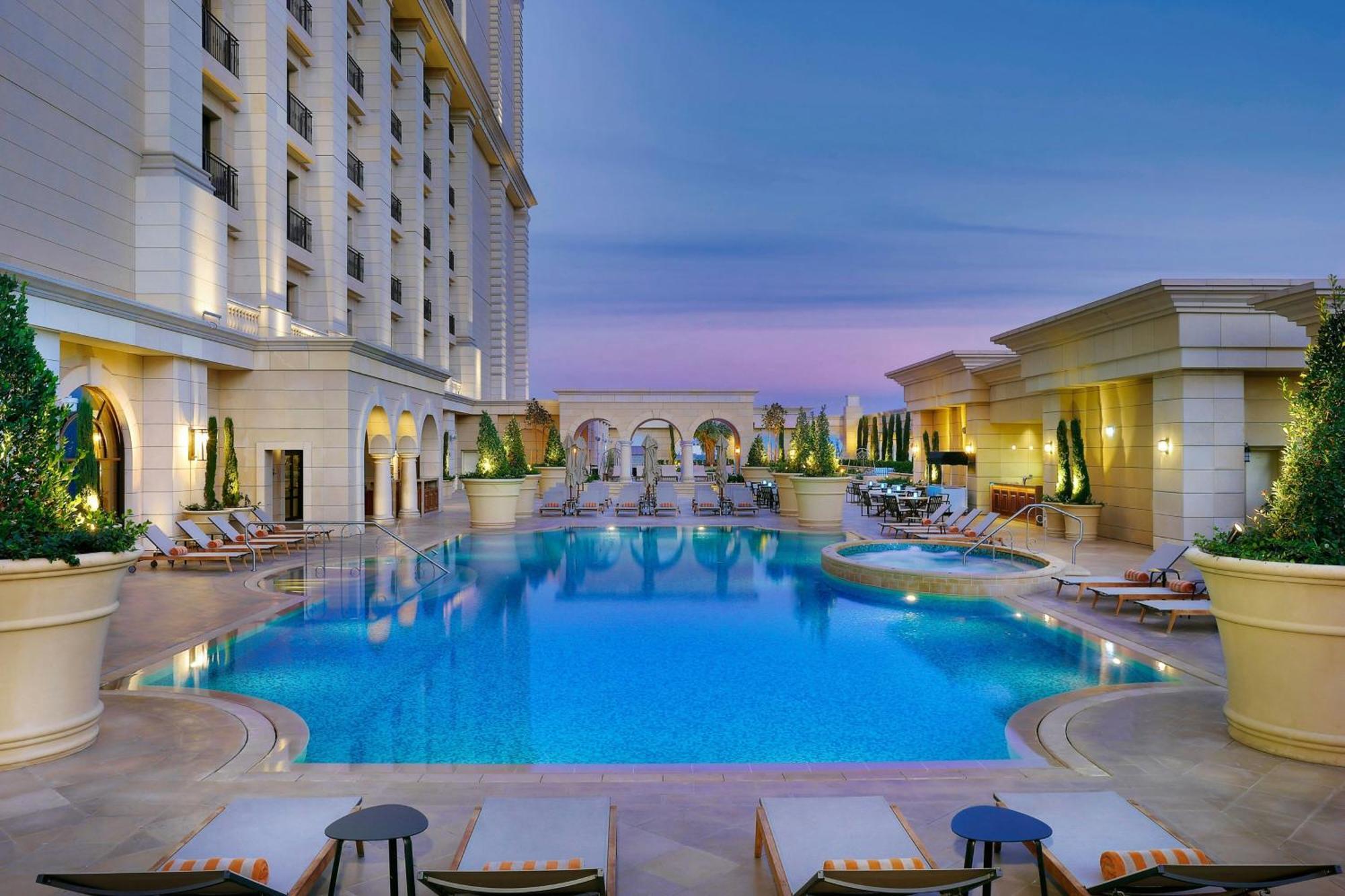 The Ritz-Carlton, Amman Amã Exterior foto The swimming pool at the hotel