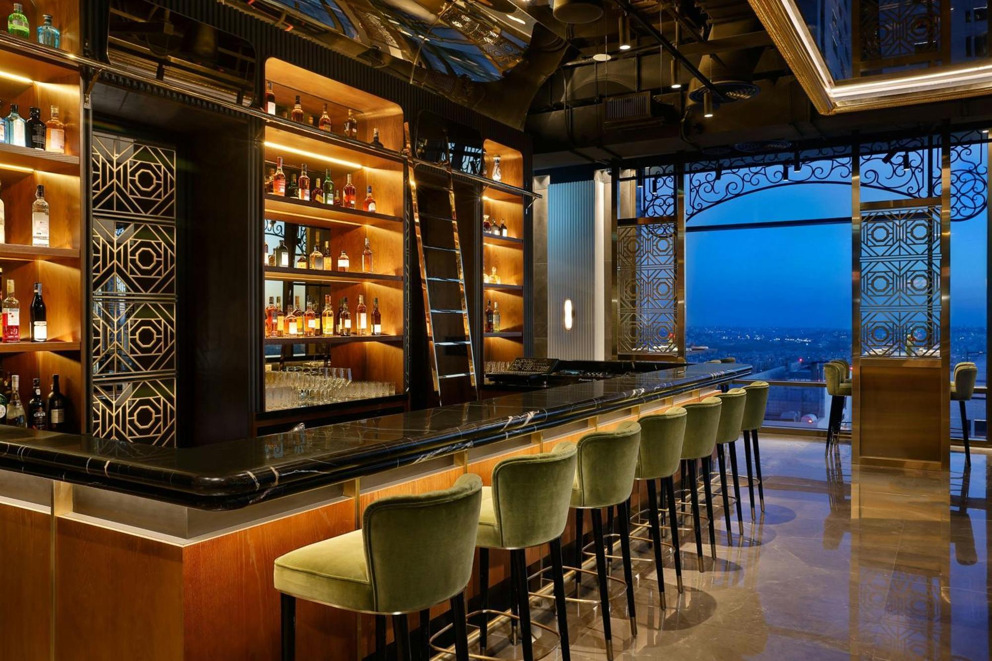 The Ritz-Carlton, Amman Amã Exterior foto The bar at the 101 lounge