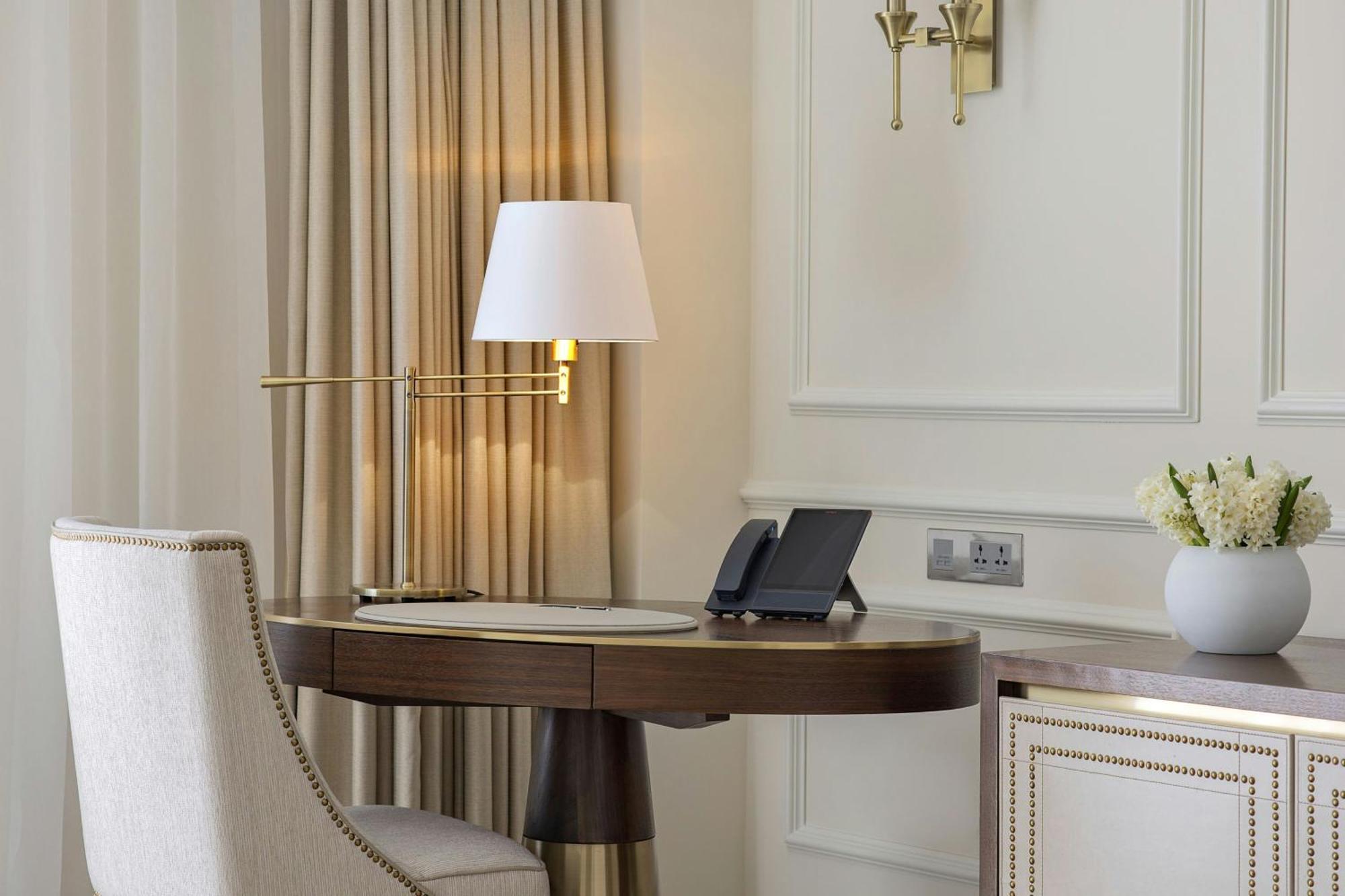 The Ritz-Carlton, Amman Amã Exterior foto A table lamp