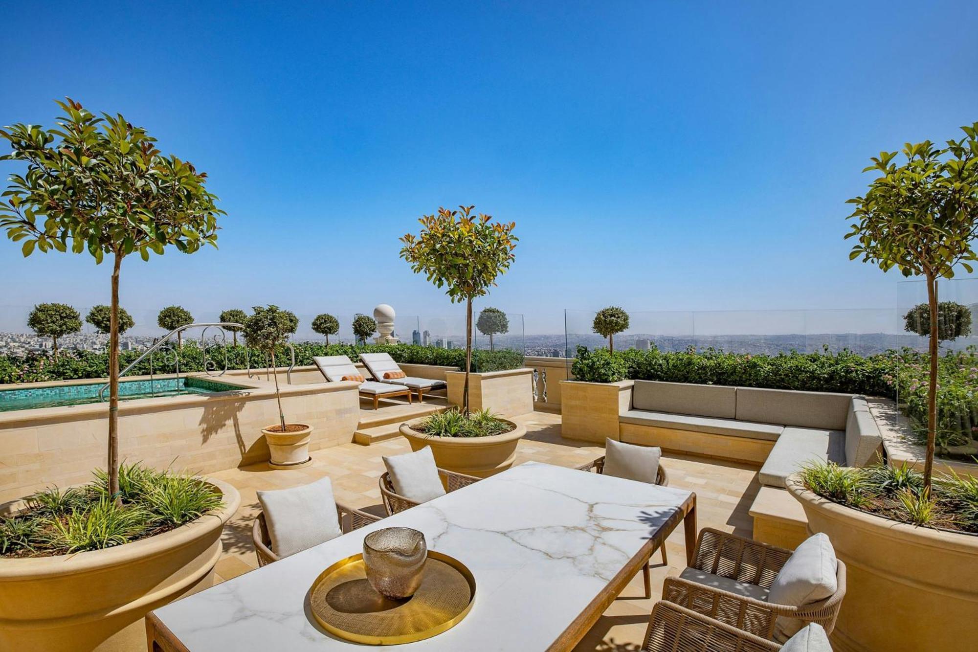 The Ritz-Carlton, Amman Amã Exterior foto The rooftop pool at the Four Seasons Hotel
