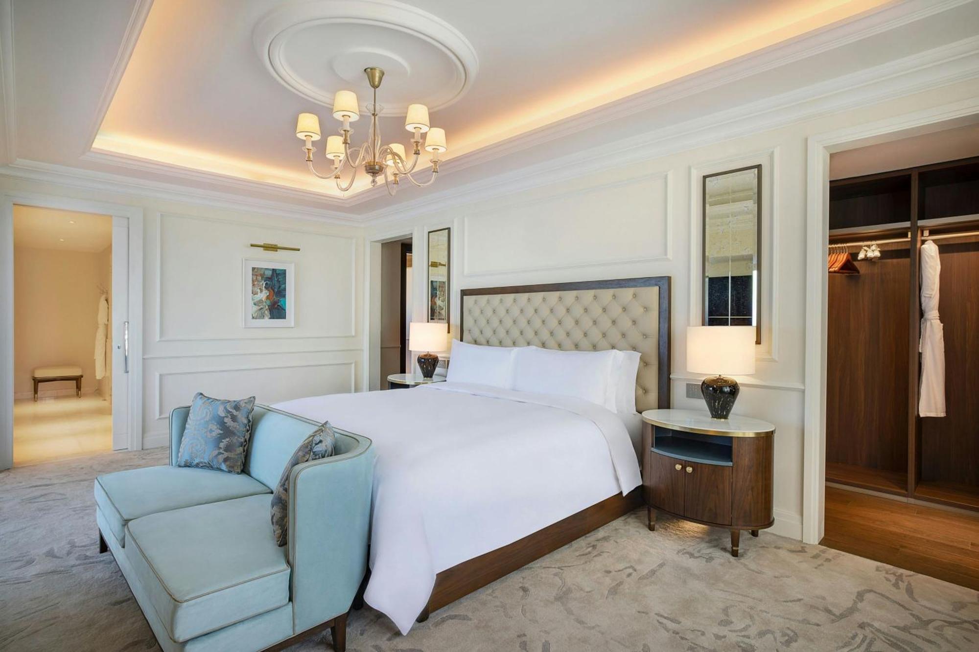 The Ritz-Carlton, Amman Amã Exterior foto A bedroom at the hotel