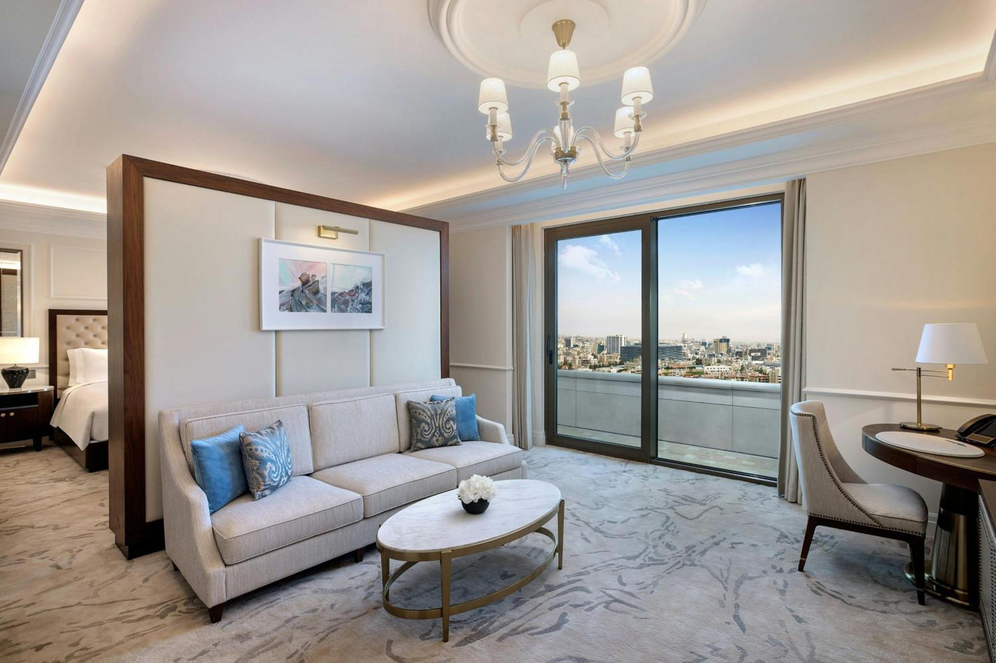 The Ritz-Carlton, Amman Amã Exterior foto A suite at the hotel