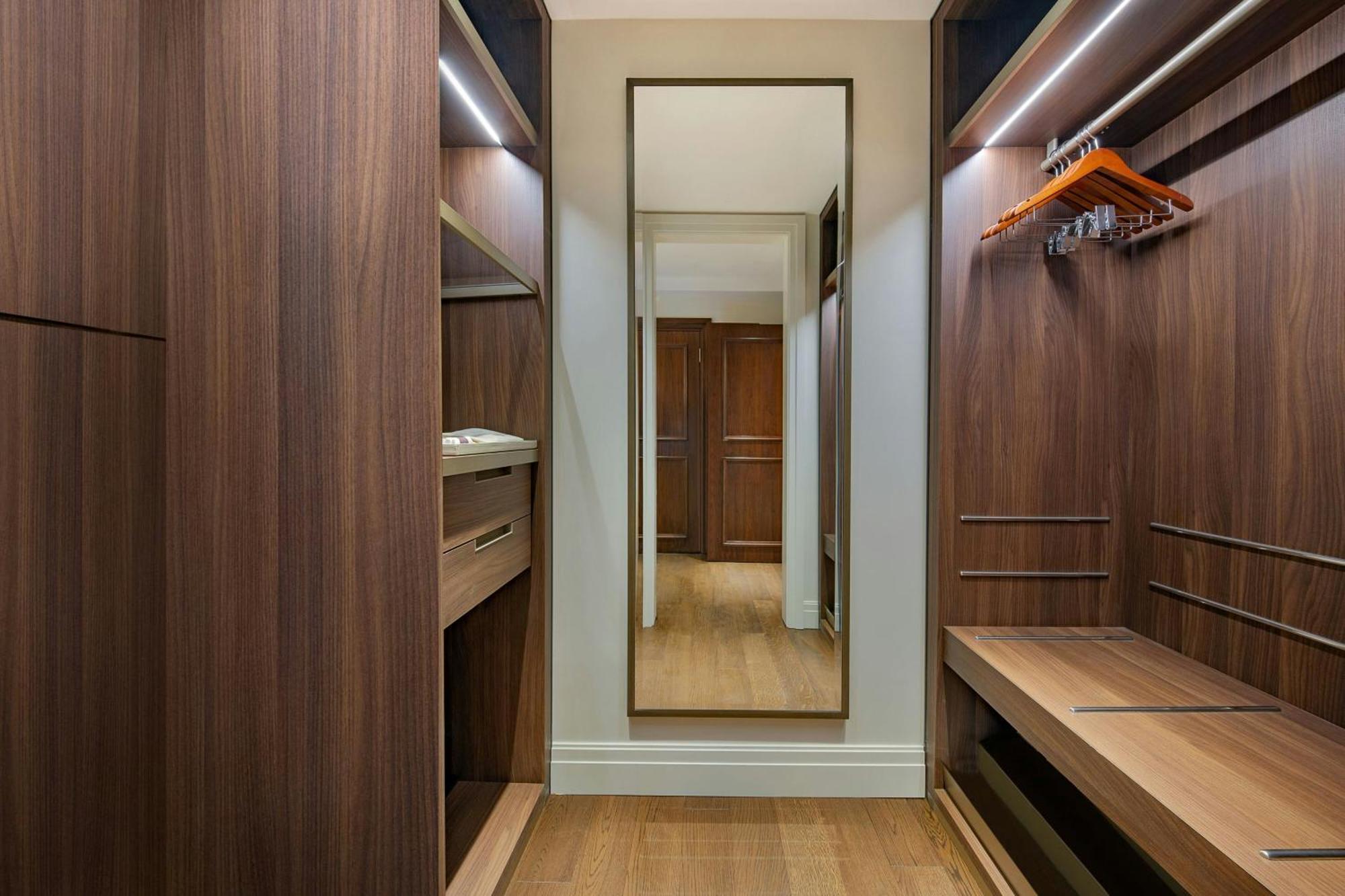 The Ritz-Carlton, Amman Amã Exterior foto A walk-in closet