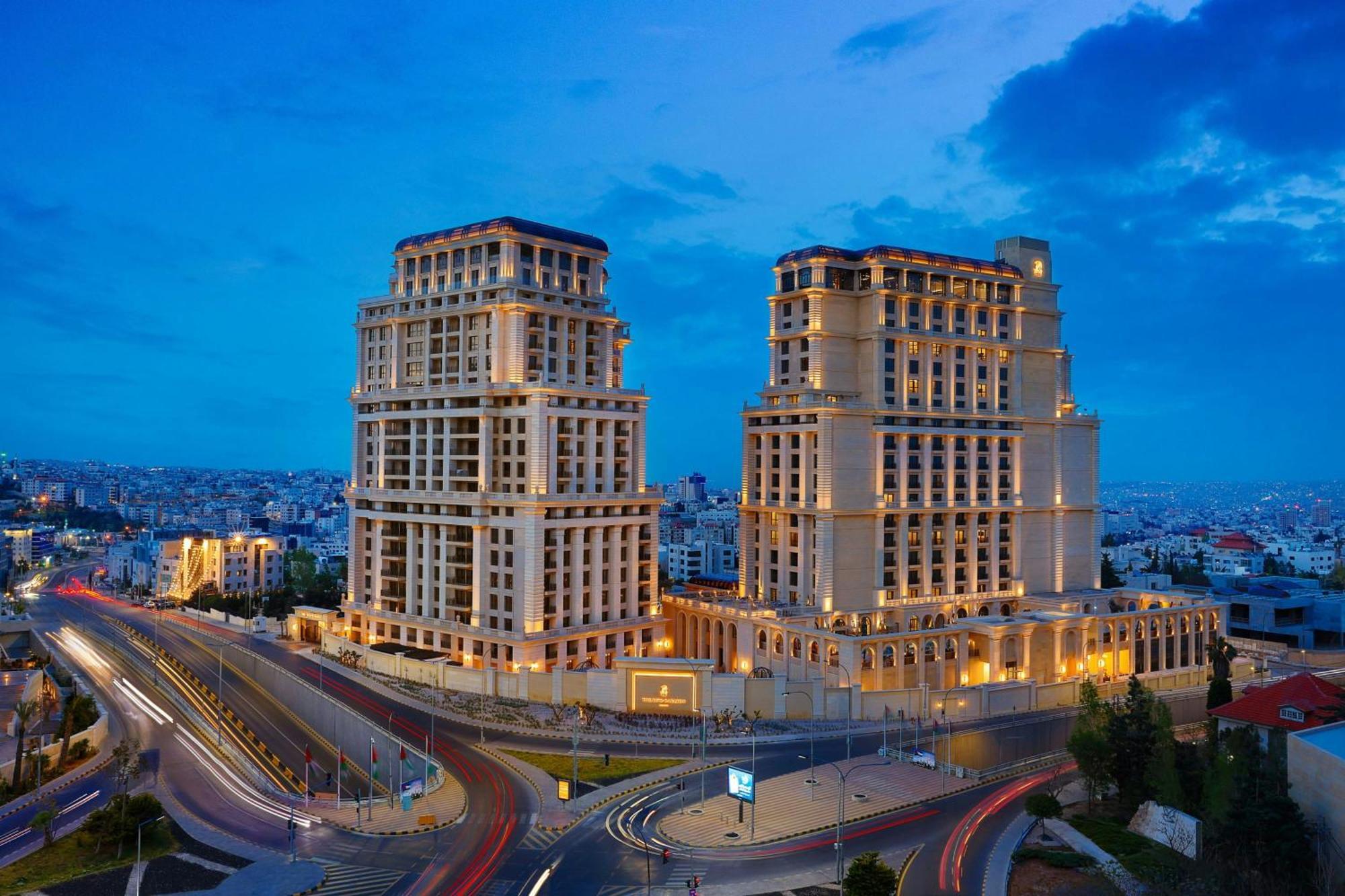 The Ritz-Carlton, Amman Amã Exterior foto The complex at night